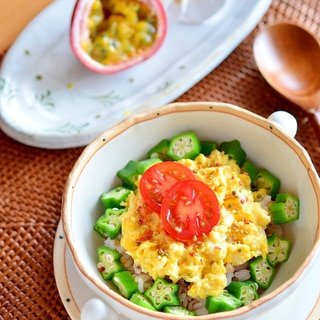 【朝からカラフルに！】ふわとろ卵とオクラのっけ丼！